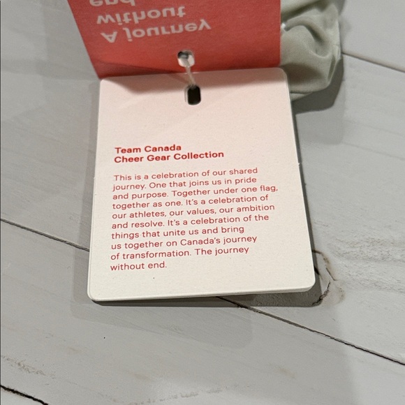 Lululemon Team Canada uplifting scrunchie NWT RARE OLYMPICS 🇨🇦 gray - Picture 3 of 3